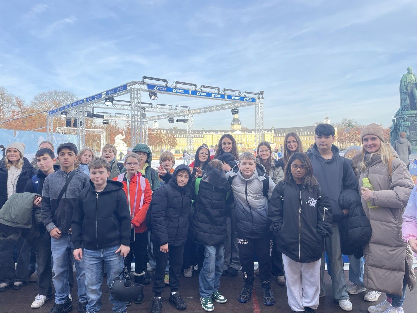 Schlittschuhlaufen und Weihnachtsmarkt stärkt die Klassengemeinschaft der 7b – Vorschau der Nachricht